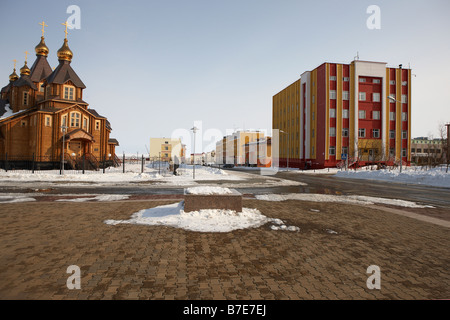 La Iglesia ortodoxa rusa y el edificio en Anadyr Chukotka, Siberia, Rusia Foto de stock