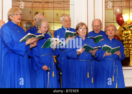 Bradford coro cante villancicos en una fiesta de Navidad West Yorkshire Foto de stock