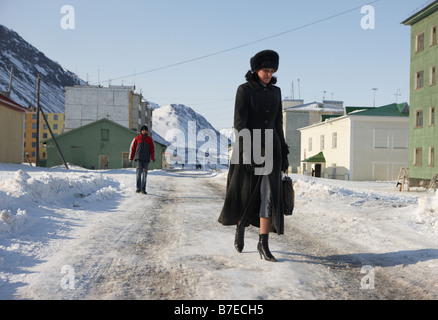 La mujer rusa caminando en Egvekinot, Chukotka Rusia Siberia Foto de stock