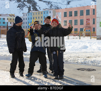 Los muchachos jóvenes rusos, Egvekinot, Chukotka Rusia Siberia Foto de stock