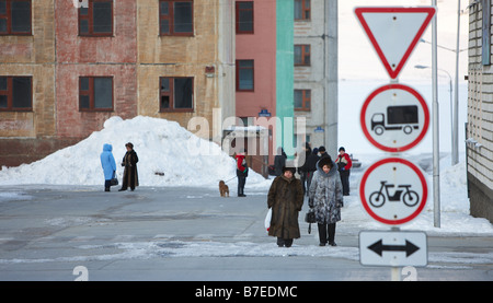 La gente caminando en Egvekinot, Chukotka Rusia Siberia Foto de stock