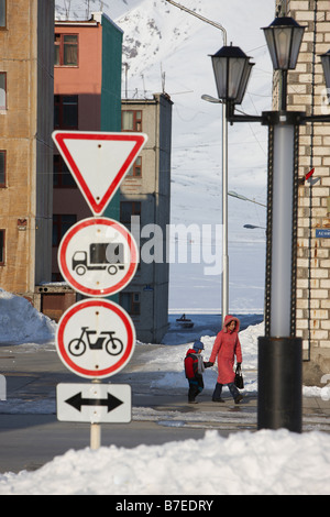La gente caminando en Egvekinot, Chukotka Rusia Siberia Foto de stock