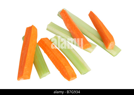 El apio y la zanahoria cortada sobre fondo blanco. Foto de stock