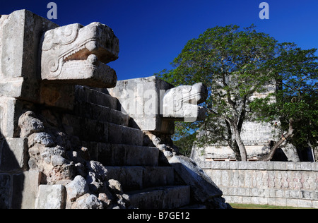 Chichen Itza, la serpiente emplumada, plataforma de las águilas y los Tigres. Foto de stock
