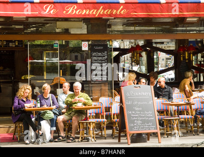 La gente disfruta de la comida y la bebida en Le Bonaparte, en la Place Saint Germain des Prés, en París, Francia, Europa