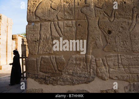 Luxor, Egipto, el Norte de África. Medinat Habu recinto, Templo de Ramsés III, la puerta de Sirio Foto de stock