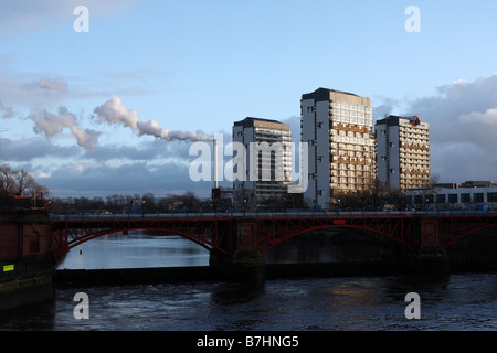 Bloques de torre en Glasgow por el Río Clyde Foto de stock