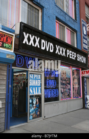 Duplicación cigarro exposición Triple X nominal sexo erótica tienda de venta de DVD Video entretenimiento  adulto Fotografía de stock - Alamy