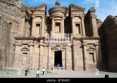 La estructura conocida como el monasterio de Deir en Sitio de Patrimonio Mundial de la UNESCO de Petra Jordania Foto de stock