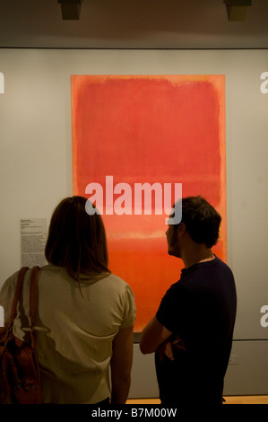 Los visitantes de la Galería Nacional de Victoria en Melbourne admirando un lienzo de Mark Rothko
