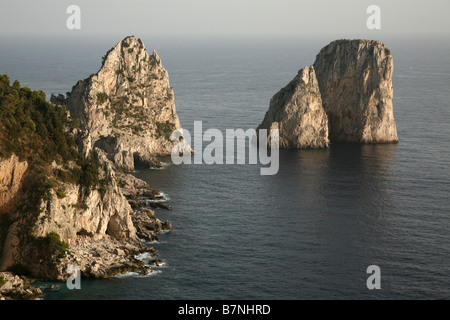 Los farallones de rocas en la isla de Capri, Italia. Rock nombres de izquierda a derecha: Stella, Mezzo y Scopolo o Fuori.