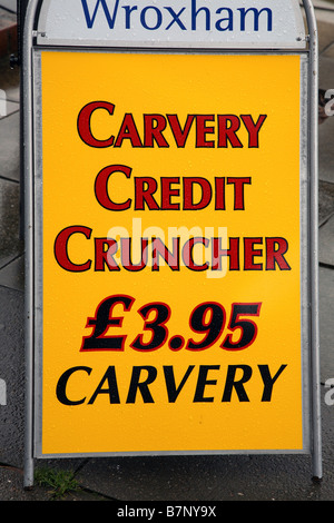 Credit crunch cruncher firmar fuera un carvery en Norfolk UK. Foto de stock