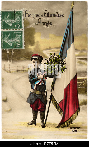 Circa 1916 franceses "Feliz Año Nuevo" postal representando chico soldado sosteniendo la bandera tricolor y el muérdago - Francia. Foto de stock