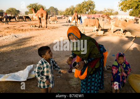 Una familia de Rajasthani se prepara para su día en la feria de ganado Nagaur en Rajasthan, India. Foto de stock