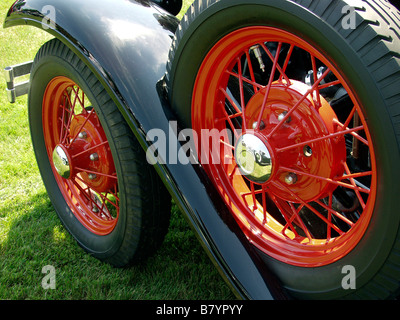 Coche antiguo guardabarros y las ruedas Fotografía de stock - Alamy
