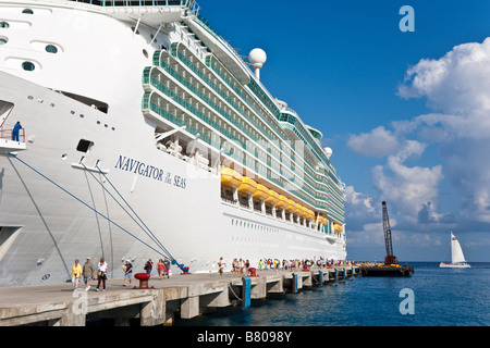 Royal Caribbean Navigator of the Seas crucero desembarcar a los pasajeros para  excursiones y compras en Cozumel México Fotografía de stock - Alamy