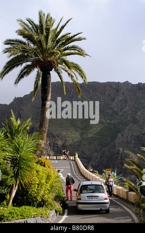 Camino de montaña estrecho en Masca en la región del Macizo de Teno Tenerife Islas Canarias Foto de stock