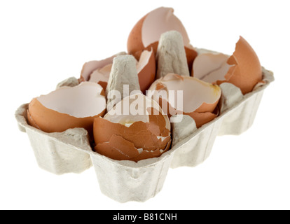 Media docena de seis huevos rotos en una caja de cartón Foto de stock