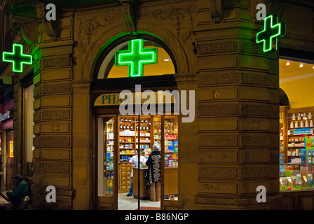 Farmacia en la noche, Estrasburgo, Alsacia, Francia Foto de stock