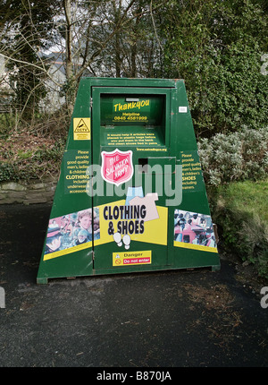 Un ejército de 'salvación' bandeja de recolección de ropa usada,en Cornualles, Reino Unido Foto de stock