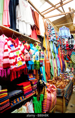 MOSTRAR ROPA PEQUEÑA AMÉRICA DEL SUR TEXTILES HILOS TURISMO COMERCIANTE  VIAJES TRADICIONALES LOS VENDEDORES VIBRANTE USAN AL POR MAYOR OCUPADO  TIENDA TIENDA NEGOCIO ROPA BEBÉ Fotografía de stock 
