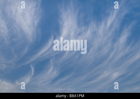 Cielos azules con blancas nubes cirrus Derbyshire Peak District Engaland