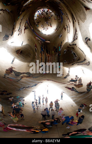 Reflexiones en el 110 ton escultura elíptico diseñado por Anish Kapoor en At&t Plaza Millennium Park de Chicago, Illinois, Foto de stock