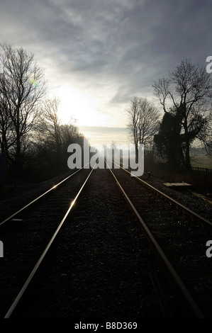 Convergencia de las líneas de ferrocarril, en la luz del amanecer, Womersley, en el norte de Inglaterra Foto de stock