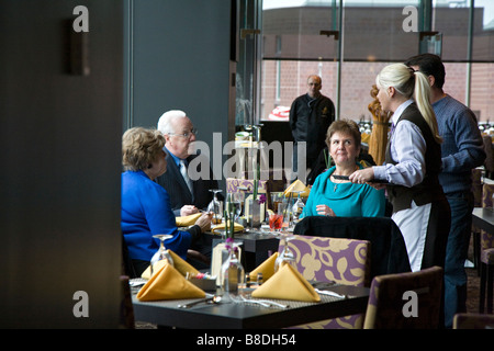 Detroit, Michigan, una camarera recibe una orden en el Bistro 555 Restaurante en el hotel, en el Casino Greektown Foto de stock