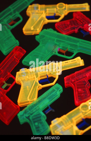 Pistola De Juguete Foto de stock y más banco de imágenes de Pistola de  Juguete - Pistola de Juguete, Naranja - Color, Fondo blanco - iStock