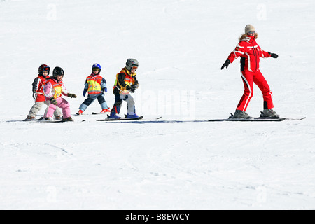 Los niños aprender esquí Foto de stock