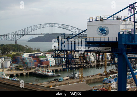 Vista aérea sobre Panama Ports Company grúa Puerto Balboa, Ciudad de Panamá Puente de las Américas, a la entrada del Pacífico del Canal de Panamá Foto de stock