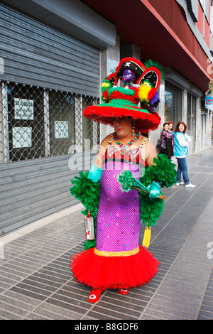 Arrastrar hombre disfraces carnaval e imágenes de resolución - Alamy