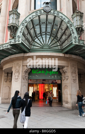 El Corte Inglés Store en la Avinguda del Portal l'Angel en Barcelona de stock - Alamy