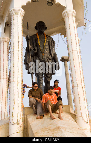 La India Pondicherry turistas hindúes posando en paseo estatua de Gandhi Foto de stock