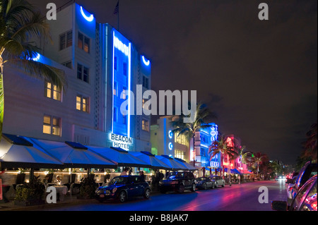 Hoteles en Ocean Drive en el distrito Art Deco en la noche, South Beach, Miami Beach, Gold Coast, Florida, EE.UU.
