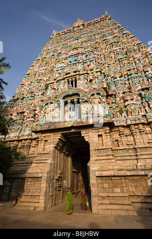 La India Tamil Nadu Kumbakonam Nageshwara Templo Gopuram más santuario central Foto de stock