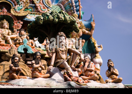 La India Tamil Nadu Kumbakonam Nageshwara Templo templo interior escultura de la deidad y sadhus Foto de stock