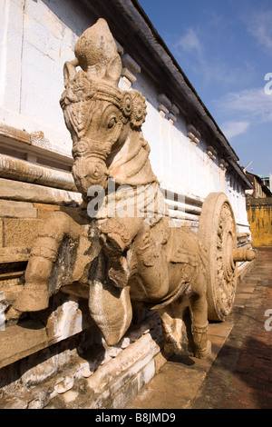 La India Tamil Nadu Kumbakonam Nageshwara Templo templo interior en forma de caballo dibujado chariot Foto de stock