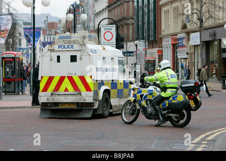 PSNI motos hombre y la policía antidisturbios land rover blindados cerca del vehículo off road para el Desfile del Día de San Patricio Belfast Northern Irelan Foto de stock