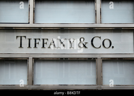 Un signo encima de la joyería Tiffany & Co. en Sloane Street, Londres. Feb 2009