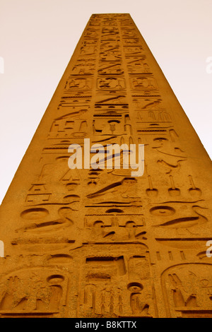 Gran obelisco de piedra tallada de Ramsés II con antiguos jeroglíficos egipcios, Cerrar detalle al anochecer, Templo de Luxor, Egipto Foto de stock