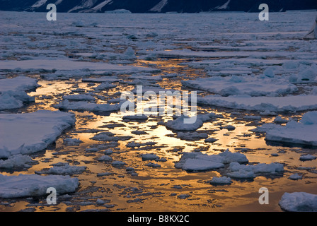 El hielo del mar al atardecer cerca de gancho Seebee, Cabo Hallett, Mar de Ross, en la Antártida. Foto de stock