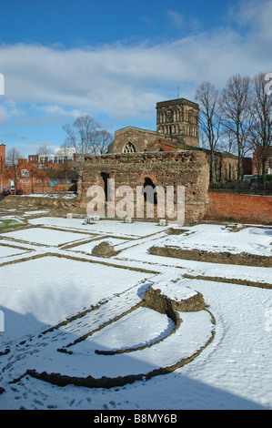 Jewry Wall, las ruinas de los baños romanos y la iglesia de San Nicolás, de la ciudad de Leicester, Inglaterra, Reino Unido.