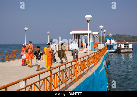 La India Andaman y Nicobar al sur de la isla de Andamán en Port Blair Marina Park pasajeros en ferry de embarcadero para las excursiones de la Isla Ross. Foto de stock