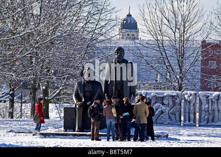 Paisaje de nieve en Marx y Engels escultura centro de Berlín Foto de stock