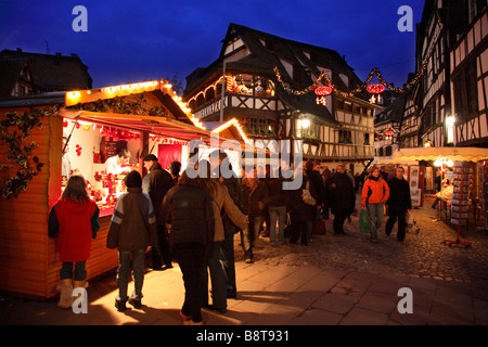Mercado de Navidad en el distrito de Petite France ESTRASBURGO, FRANCIA Foto de stock