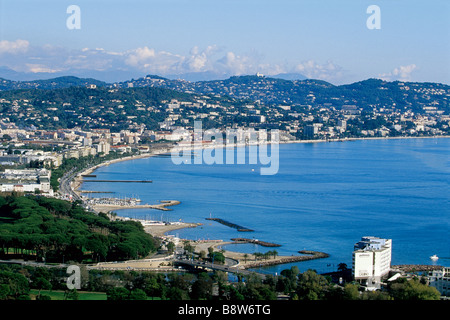 Descripción general sobre Mandelieu y a la bahía de Cannes La Bocca Foto de stock