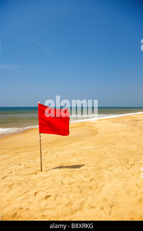Peligro rojo bandera en la India Goa Playa Calndolim Foto de stock