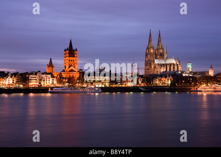 Ver la catedral de Colonia sobre el Rin Westfalia Colonia Alemania